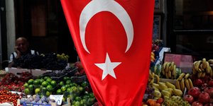 Η τουρκική σημαία σε αγορά της Κωνσταντινούπολης/Φωτογραφία: ΑΡ