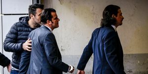 Δυο από τους «8» κατά τη μεταγωγή τους / Φωτογραφία: EUROKINISSI
