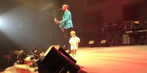 Μπόμπιρας με πιπίλα κλέβει την παράσταση από τον τραγουδιστή πατέρα του [βίντεο]