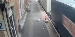 Χίλια κομμάτια έγινε το παιδικό καρότσι. Πηγή φωτό: YouTube