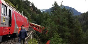 Εκτροχιασμός τρένου στην Ελβετία -Δύο βαγόνια κρεμάστηκαν στο γκρεμό [εικόνες&βί