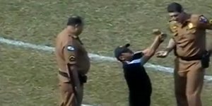 Θεατρινός προπονητής ζητήσε από αστυνομικό να τον συλλάβει [βίντεο]