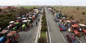 Δεν δέχονται τα μέτρα της κυβέρνησης οι αγρότες που «ζεσταίνουν» τα τρακτέρ