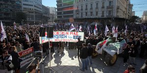 Με ένταση και τρακτέρ ξεκίνησαν τα συλλαλητήρια στο κέντρο της Αθήνας