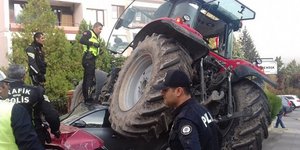 Το τρακτέρ που επιχείρησε να εισβάλει στην ισραηλινή πρεσβεία στην Αγκυρα/ Φωτογραφία:Twitter