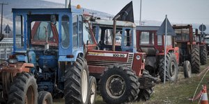 Φωτογραφία: Eurokinissi/ Λάρισα: Συμβολικός αποκλεισμός με τρακτέρ στον κόμβο Αγιάς