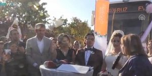 Παντρεύτηκαν μπροστά από τραμ