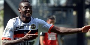 Καταπληκτικό γκολ με μακρινή εκτέλεση φάουλ [βίντεο]