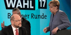 Οι Ανγκελα Μέρκελ και Μάρτιν Σουλτς κατά τη διάρκεια της «Στρογγυλής Τράπεζας των Ελεφάντων» / Φωτογραφία: (AP Photo/Gero Breloer