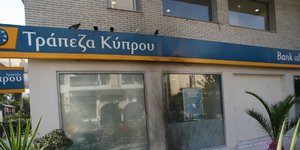 WSJ: Οριο σε αναλήψεις και ηλεκτρονικές συναλλαγές στο σχέδιο της επόμενης ημέρα