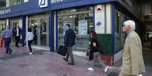 πολίτες περπατούν έξω από τράπεζα/Φωτογραφία: SOOC