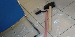 Οι δράστες εσπασαν την τζαμαρία με βαριοπούλα και εισέβαλαν στην τράπεζα
