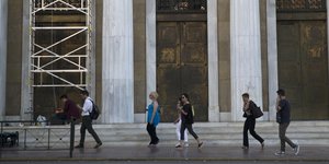 Κόσμος περπατάει έξω από την Τράπεζα της Ελλάδος / Φωτογραφία: Eurokinissi 