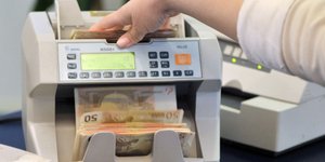 Ανάσα για τους οφειλέτες Παγώνουν οι κατασχέσεις για χρέη στα Ταμεία