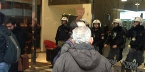 Επέμβαση των ΜΑΤ -Τραυματίστηκε βουλευτής του ΣΥΡΙΖΑ στην κατάληψη του γραφείου