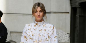Mια street style σταρ ποζάρει στο φακό/ Φωτογραφία: Splash/Ideal image