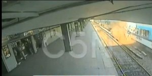 Καρέ-καρέ η σύγκρουση του τρένου στην Αργεντινή που σκόρπισε τον θάνατο