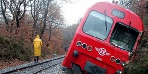 Ο εκτροχιασμός κρατάει κλειστή τη σιδηροδρομική γραμμή