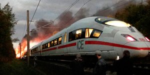 Φωτιά σε τρένο στη Γερμανία (Φωτογραφία: Ute Lange/dpa via AP)