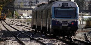 Νταλίκα «δίπλωσε» πάνω σε σιδηροδρομική γραμμή στις Σέρρες