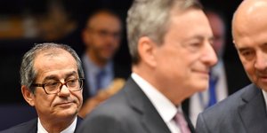 Ο Ιταλός ΥΠΟΙΚ Τζ. Τρία με τον Μάριο Ντράγκι και τον Π. Μοσκοβισί -Φωτογραφία αρχείου: AP/Geert Vanden Wijngaert
