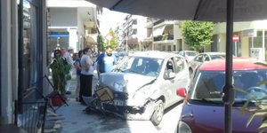 Αυτοκίνητο «καρφώθηκε» σε ...καφενείο/ Φωτογραφία: trikalavoice