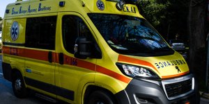 Ασθενοφόρο του ΕΚΑΒ στον δρόμο (Φωτογραφία: EUROKINISSI/ ΤΑΤΙΑΝΑ ΜΠΟΛΑΡΗ)