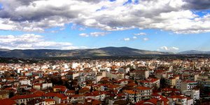 Η ταμπέλα ταβέρνας στα Τρίκαλα που προκαλεί άφθονο γέλιο και σαρώνει στα social