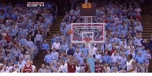  Τρομερό τρίποντο από το ένα καλάθι στο άλλο! [βίντεο]