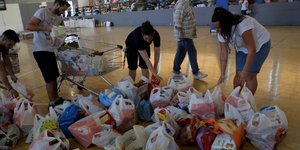 Συλλογή ειδών πρώτης ανάγκης για τους πληγέντες/ Φωτογραφία intime news