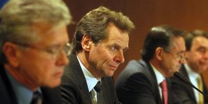 Ακόμη μια μακρά νύχτα με την Τρόικα: Στο τραπέζι το ζήτημα των απολύσεων στο Δημ