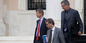 Σοβαρή εμπλοκή με την Τρόικα για περικοπές δύο δισ. ευρώ