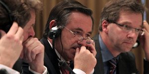 Τσεκούρι στους μισθούς του ιδιωτικού τομέα επιβάλλει η Τρόικα