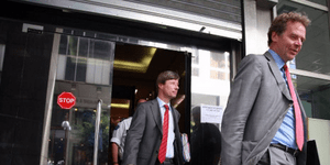 Δυσπιστία από τη Τρόικα – Ζητάει «μαχαίρι» σε συντάξεις και επιδόματα