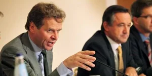 Ασφυκτικές πιέσεις από την Τρόικα για 3ετές πάγωμα μισθών