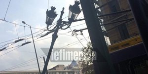 Οδηγός τρόλεϊ πήρε μαζί του κολόνα