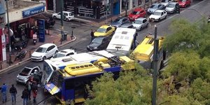 Σφοδρή σύγκρουση λεωφορείου με τρόλεϊ στην πλατεία Κολιάτσου -Δύο ελαφρά τραυματ