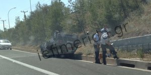 Αυτοκίνητο αναποδογύρισε στην Αθηνών Λαμίας στο ύψος της Βαρυμπόμπης [εικόνες]