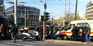 Οδηγός παραβίασε το κόκκινο και χτύπησε πέντε μηχανάκια