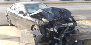 Στο ένα αυτοκίνητο επέβαινε ένας πατέρας με τα παιδιά του / Φωτογραφία: tharrosnews.gr