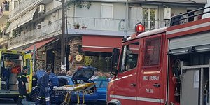 Εξι πυροσβέστες τους απεγκλώβισαν μέσα από τις λαμαρίνες του Ι.Χ.