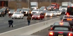 Περαστικοί μαζεύουν χαρτονομίσματα που έπεσαν από φορτηγό χρηματαποστολής στο Νιού Τζέρσεϊ -Φωτογραφία: twitter