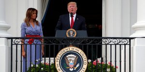 Ντόναλντ και Μελάνια Τραμπ στο Truman Balcony του Λευκού Οίκου. Φωτογραφία: AP/Alex Brandon