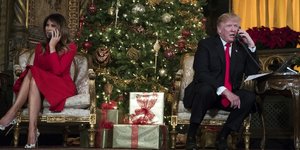 Το προεδρικό ζεύγος απαντά σε κλήσεις παιδιών / Φωτογραφία: AP Images