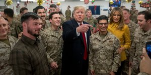 Ο Ντόναλντ Τραμπ και η Μελάνια κατά την επίσκεψή τους στην αμερικανική βάση στο Ιράκ -Φωτογραφία: AP Photo/Andrew Harnik