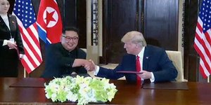 Ο Ντόναλντ Τραμπ και ο Κιμ Γιονγκ Ουν δίνουν τα χέρια στη σύνοδο της Σιγκαπούρης (Φωτογραφία αρχείου: ΑΡ) 