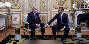 Ντόναλντ Τραμπ - Εμανουέλ Μακρόν. Φωτογραφία: AP