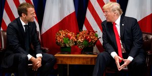 Ο Εμανουέλ Μακρόν με τον Ντόναλντ Τραμπ (Φωτογραφία: AP Photo/Evan Vucci)