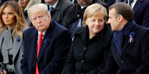 O Ντόναλντ Τραμπ εμφανίστηκε δυσαρεστημένος με τη «σφήνα» Μέρκελ ανάμεσα σε εκείνον και τον Εμανουέλ Μακρόν (Φωτογραφία: ΑΡ/Francois Mori