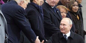 Εγκάρδια η χειραψία Τραμπ-Πούτιν (Φωτογραφία: Ludovic Marin/Pool Photo via AP)